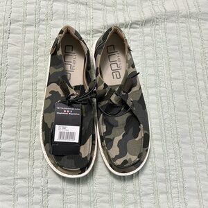 NWT camo hey dudes